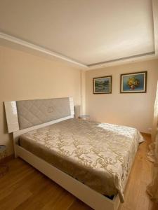Łóżko lub łóżka w pokoju w obiekcie Cagnes-sur-Mer, 50m de la mer, au calme