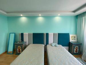 Łóżko lub łóżka w pokoju w obiekcie Cagnes-sur-Mer, 50m de la mer, au calme
