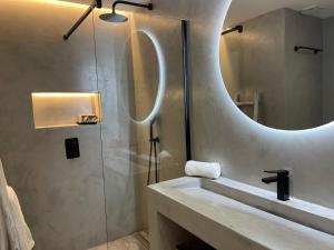 Kúpeľňa v ubytovaní Suite 208, Close to the beach, 2 bedroom,Golden Mile