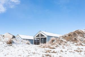 克拉肯巴克Tinkersfield's Field Houses的雪中山边的房子