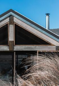克拉肯巴克Tinkersfield's Field Houses的一座高草顶上带锡屋顶的建筑 更多15张照片