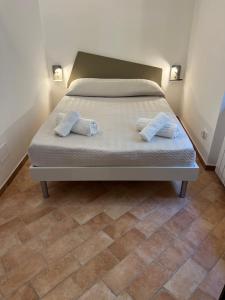 Una cama o camas en una habitación de IN MEDIA URBE - intero appartamento