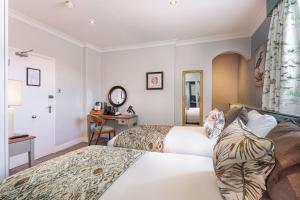 The Manor Coastal Hotel & Inn, Blakeney - The Coaching Inn Group客房内的一张或多张床位