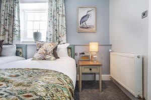 The Manor Coastal Hotel & Inn, Blakeney - The Coaching Inn Group客房内的一张或多张床位