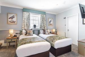 The Manor Coastal Hotel & Inn, Blakeney - The Coaching Inn Group客房内的一张或多张床位
