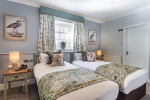 The Manor Coastal Hotel & Inn, Blakeney - The Coaching Inn Group客房内的一张或多张床位