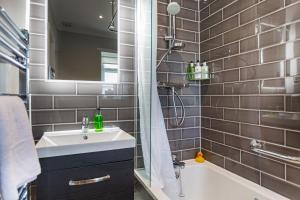 The Manor Coastal Hotel & Inn, Blakeney - The Coaching Inn Group的一间浴室