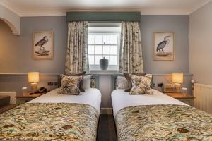 The Manor Coastal Hotel & Inn, Blakeney - The Coaching Inn Group客房内的一张或多张床位