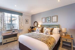 The Manor Coastal Hotel & Inn, Blakeney - The Coaching Inn Group客房内的一张或多张床位