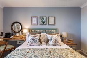 The Manor Coastal Hotel & Inn, Blakeney - The Coaching Inn Group客房内的一张或多张床位
