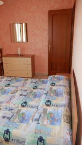 A bed or beds in a room at Appartamento vista mare Posidonia