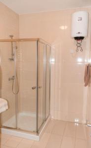 y baño con ducha y puerta de cristal. en Central Modern Apartment 1 Bedroom en Il-Gżira