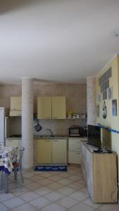 A kitchen or kitchenette at Appartamento vista mare Posidonia
