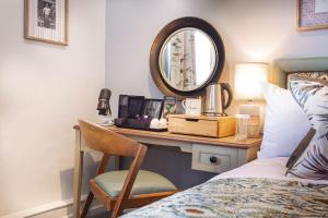 The Manor Coastal Hotel & Inn, Blakeney - The Coaching Inn Group客房内的一张或多张床位