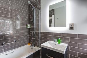The Manor Coastal Hotel & Inn, Blakeney - The Coaching Inn Group的一间浴室