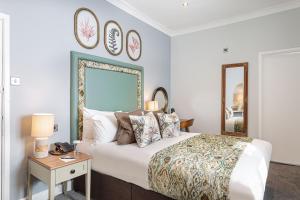 The Manor Coastal Hotel & Inn, Blakeney - The Coaching Inn Group客房内的一张或多张床位