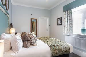 The Manor Coastal Hotel & Inn, Blakeney - The Coaching Inn Group客房内的一张或多张床位