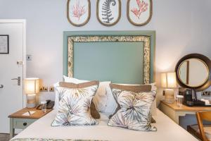 The Manor Coastal Hotel & Inn, Blakeney - The Coaching Inn Group客房内的一张或多张床位