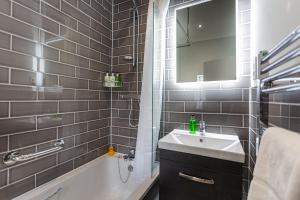 The Manor Coastal Hotel & Inn, Blakeney - The Coaching Inn Group的一间浴室