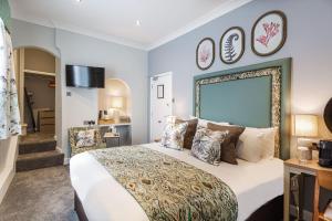 The Manor Coastal Hotel & Inn, Blakeney - The Coaching Inn Group客房内的一张或多张床位