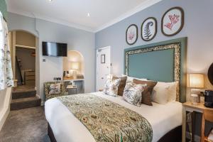 The Manor Coastal Hotel & Inn, Blakeney - The Coaching Inn Group客房内的一张或多张床位