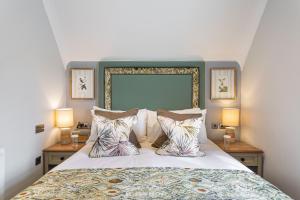 The Manor Coastal Hotel & Inn, Blakeney - The Coaching Inn Group客房内的一张或多张床位