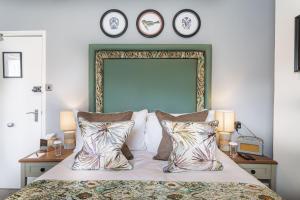 The Manor Coastal Hotel & Inn, Blakeney - The Coaching Inn Group客房内的一张或多张床位