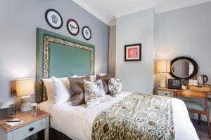 The Manor Coastal Hotel & Inn, Blakeney - The Coaching Inn Group客房内的一张或多张床位