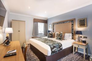 The Manor Coastal Hotel & Inn, Blakeney - The Coaching Inn Group客房内的一张或多张床位