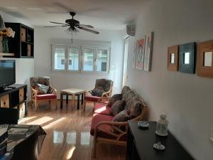 Televízia a/alebo spoločenská miestnosť v ubytovaní Apartamento Las Gaviotas