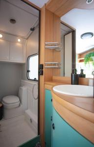 a bathroom with a sink and a toilet at Onar Camper in Liyidhés