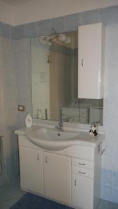 A bathroom at Appartamento vista mare Posidonia