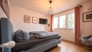 a living room with a couch and a window at Boutique Appartement @Park in Rheinhausen