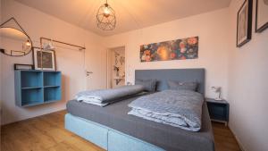 a bedroom with a bed and a painting on the wall at Boutique Appartement @Park in Rheinhausen