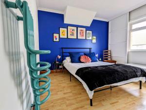 Ένα ή περισσότερα κρεβάτια σε δωμάτιο στο Stunning 4BR House with Free Parking - By INNit