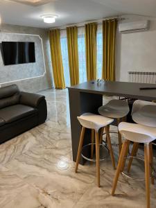 a living room with a black table and stools at Sarah relax2 in Drobeta-Turnu Severin