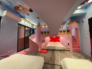 高雄親子溜滑梯High Fun旅店 في كاوشيونغ: غرفة أطفال مع غرفة نوم ذات طابع القلعة