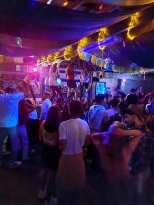 een menigte mensen in een bar met dansende mensen bij Loki Cusco in Cuzco