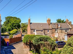 un gruppo di case in un quartiere residenziale di India Lane Cottage a Montrose