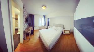 A bed or beds in a room at Kränzlin Hotel