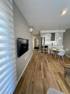 una sala de estar con un televisor y una mesa en Apartamentos Playa Ventilla, en Aguadulce