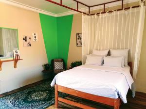 A bed or beds in a room at Loki Cusco