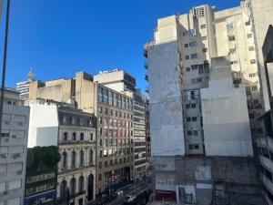 un grupo de edificios altos en una ciudad en Clover Apartment Studio en Buenos Aires