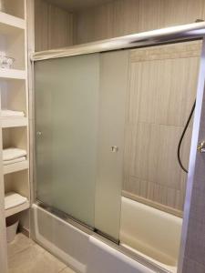 baño con ducha y puerta de cristal en Your home in Colorado Springs en Colorado Springs