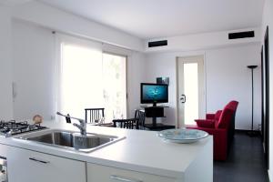 Uma TV ou centro de entretenimento em The Green Seaside