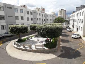 un parque con bancos y árboles en una ciudad en Apartamento 2 quartos Setor Sul en Goiânia