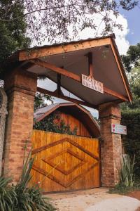 a wooden garage door with a sign on it at Recanto de Encantos in Campos do Jordão