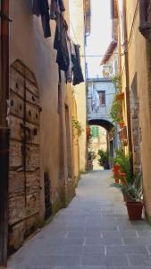an alley in an old town with an archway at Appartamenti a Pitigliano in Pitigliano