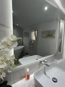 パレオカストリッツアにあるVilla Ampelaki 2の白いバスルーム(シンク、鏡付)