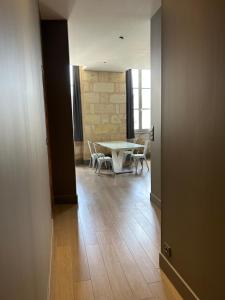 um corredor com uma mesa e cadeiras num quarto em Wonderful T3 in old town em Bordeaux